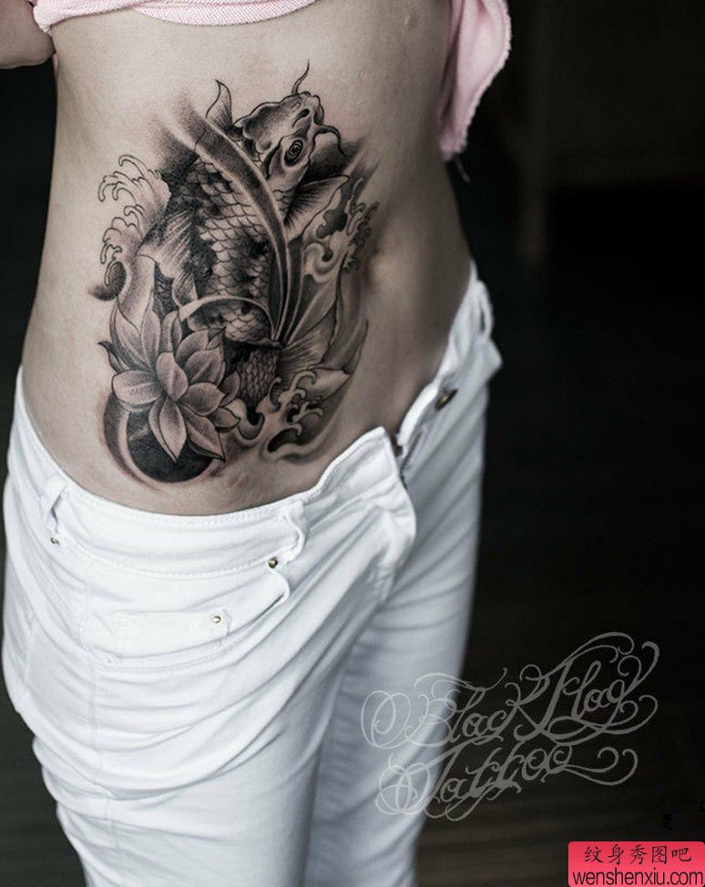 纹身秀图吧推荐一幅女人侧腰鲤鱼莲花纹身图案