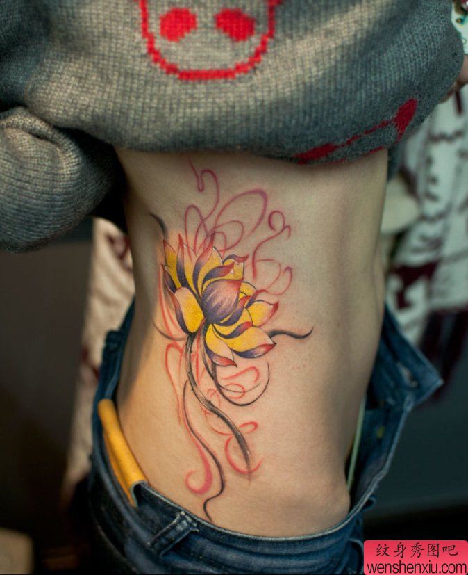 纹身秀图吧推荐一幅女人侧腰莲花纹身图案