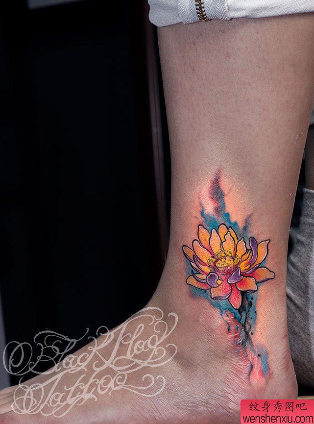 一幅脚踝莲花纹身图案