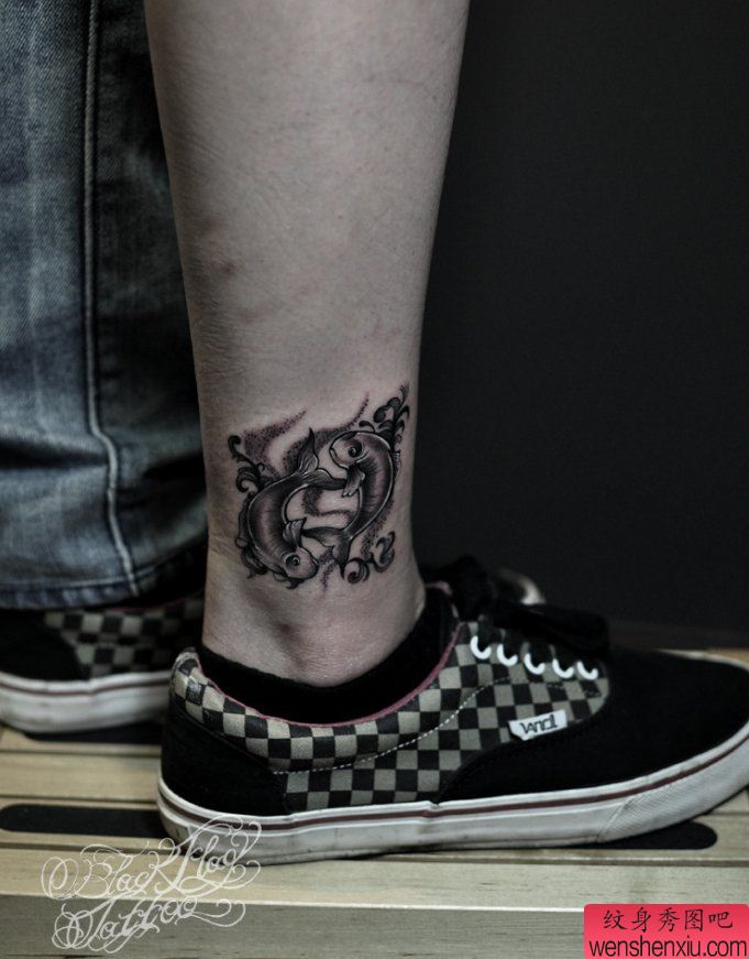 一幅脚踝双鱼纹身图案