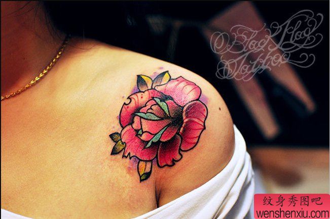 一幅女人的肩部玫瑰花纹身图案