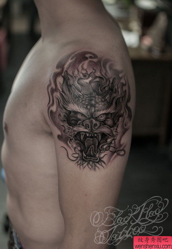 一幅传统的手臂龙头纹身图案