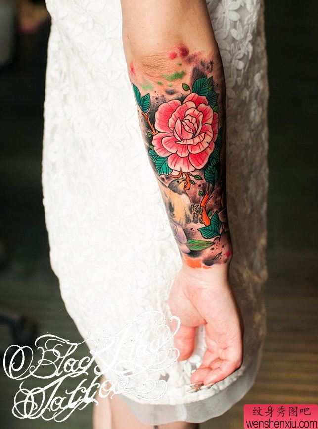 一幅手臂玫瑰花纹身图案
