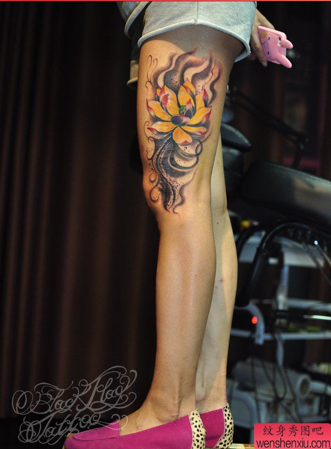 一幅腿部莲花纹身图案