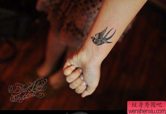 一幅手腕燕子纹身图案