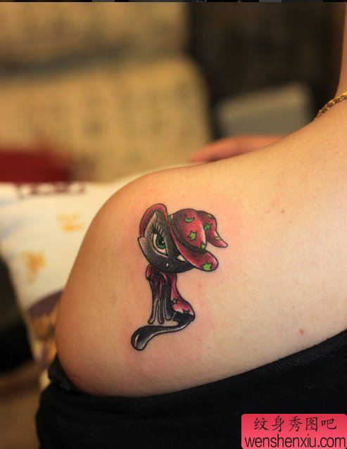 一幅女人背部猫咪纹身图案