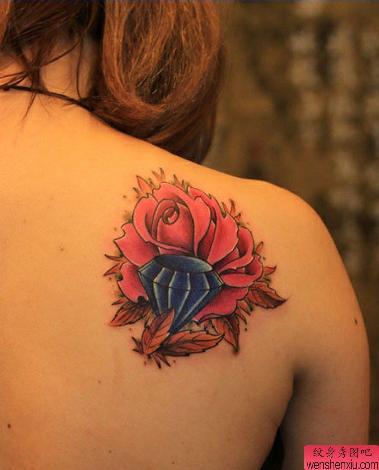 一幅背部玫瑰花钻石纹身图案