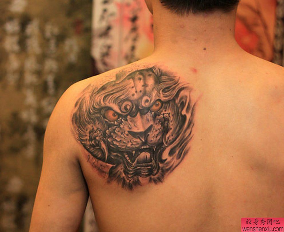 一幅背部唐狮子纹身图案