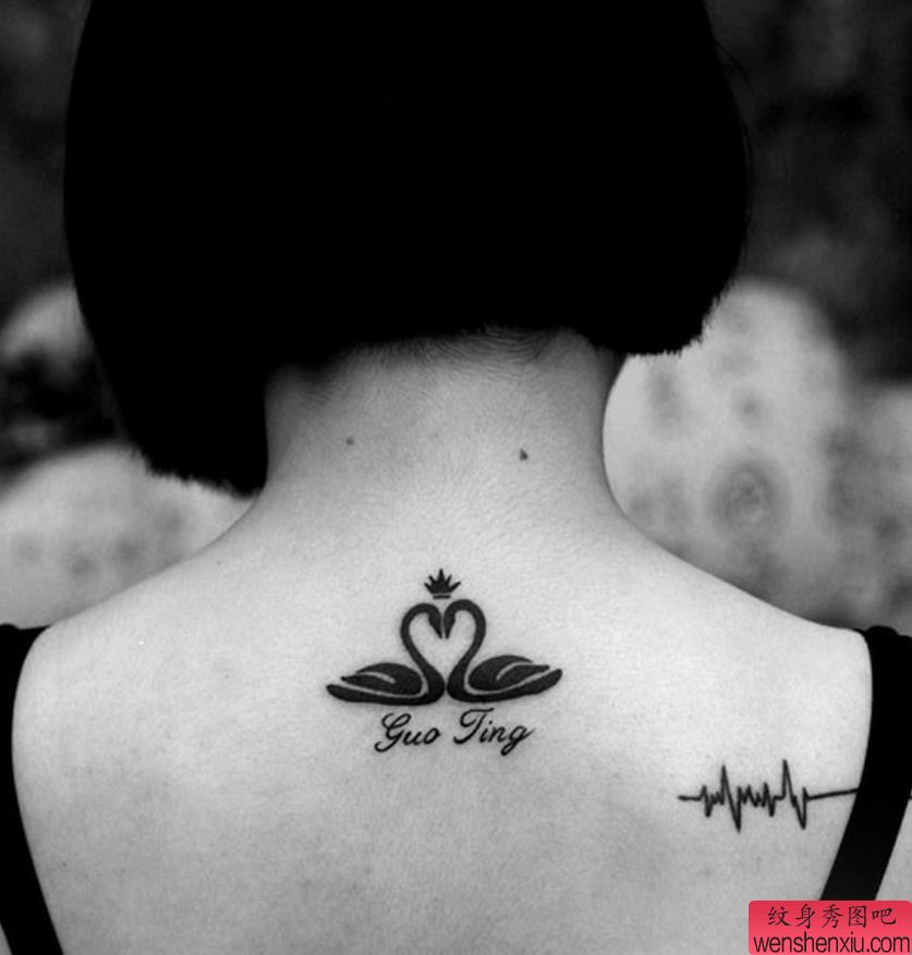 一幅女人背部天鹅字母纹身图案