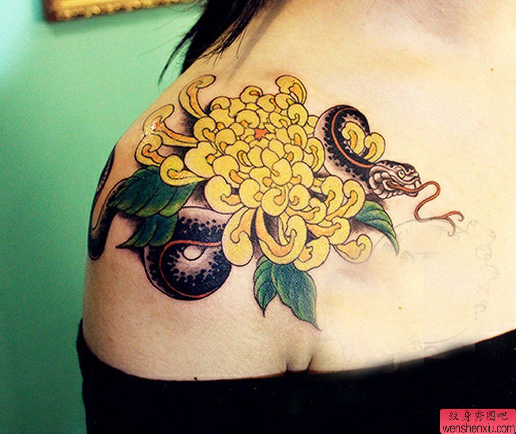 肩部蛇菊花纹身图案