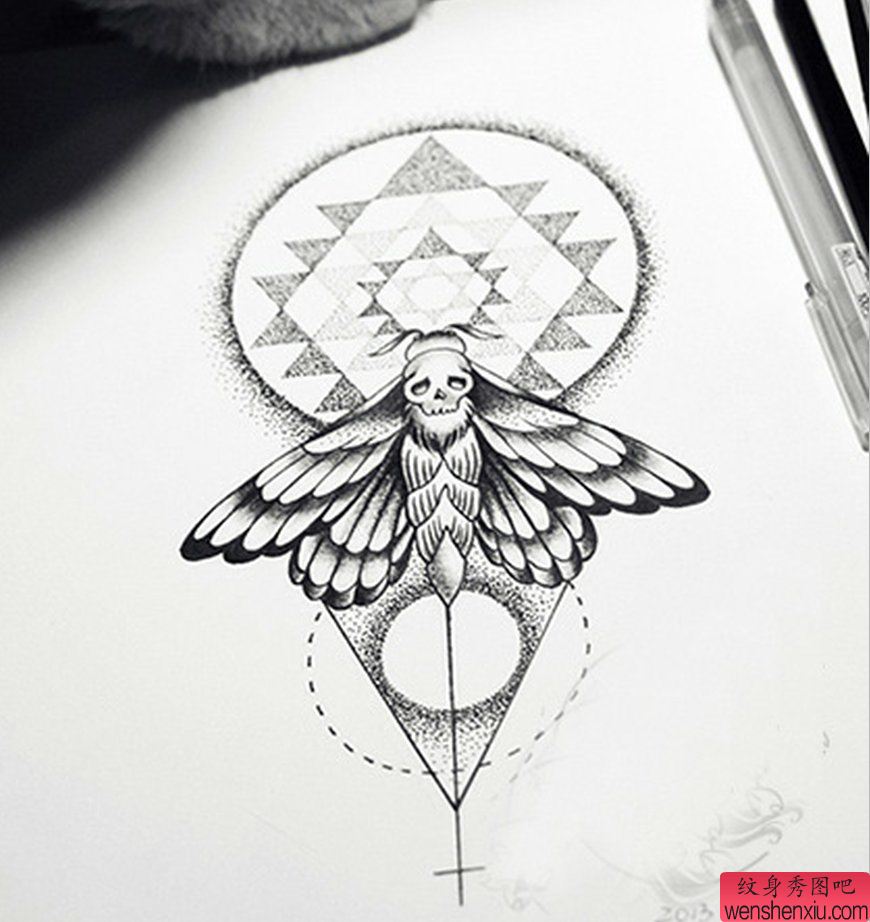一幅飞蛾纹身手稿图案