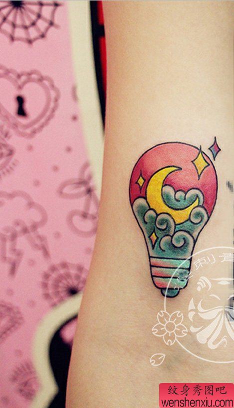 一幅手臂电灯泡纹身图案