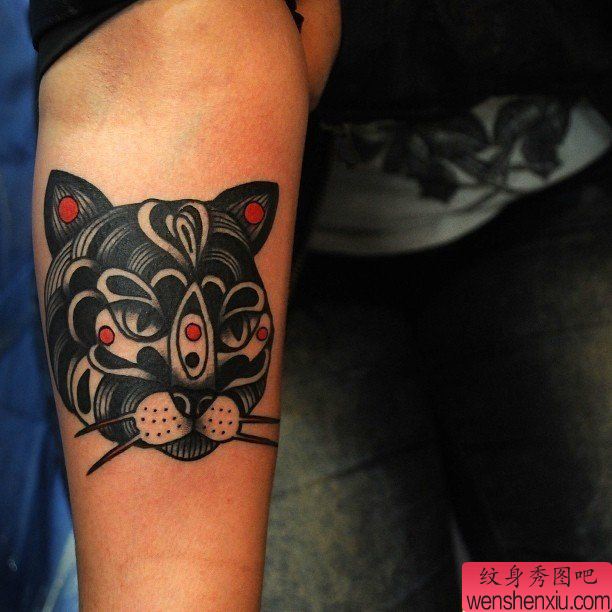 一幅手臂黑猫纹身图案