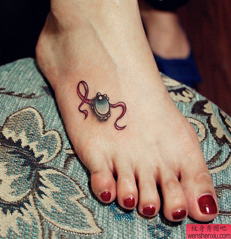 一幅脚背钻石纹身图案