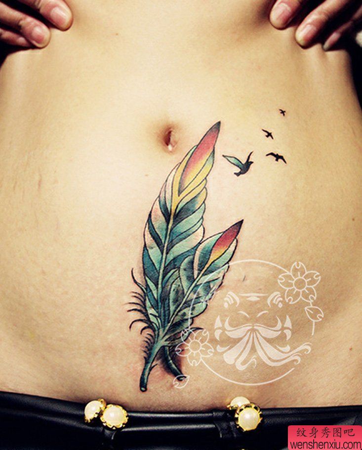 腹部羽毛纹身图案