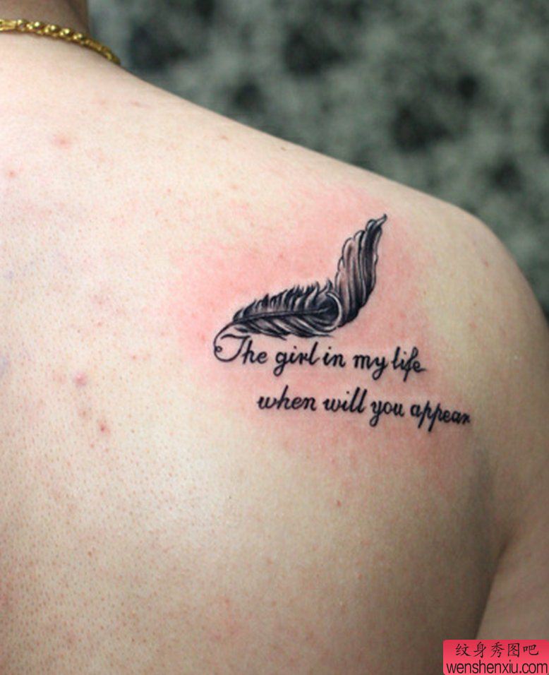 背部羽毛翅膀纹身图案