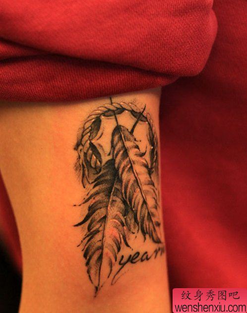 纹身秀图吧推荐一幅捕梦网羽毛纹身图案