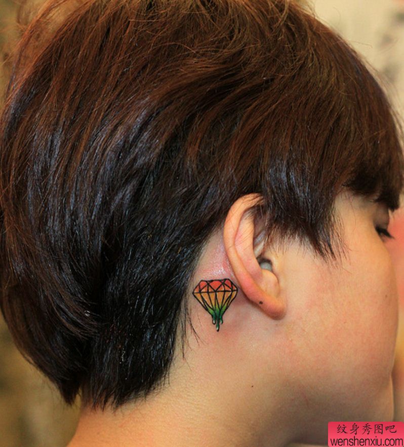 一幅耳后钻石纹身图案