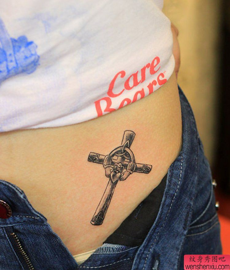腹部十字架纹身图案