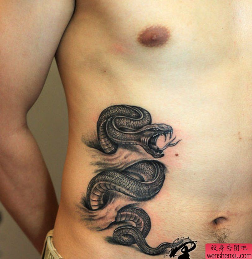 腹部撕皮蛇纹身图案