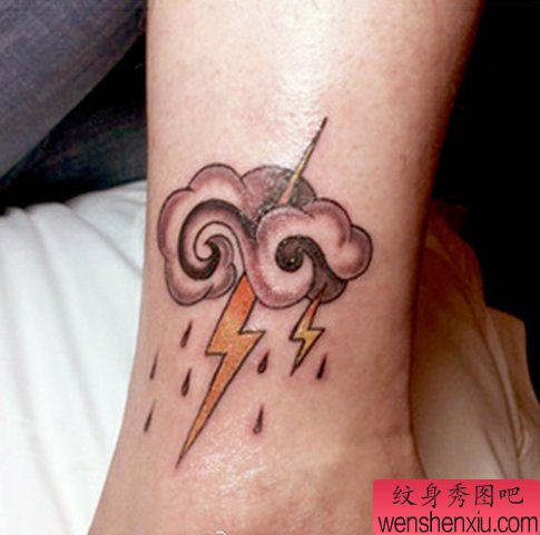 脚踝云闪电纹身图案