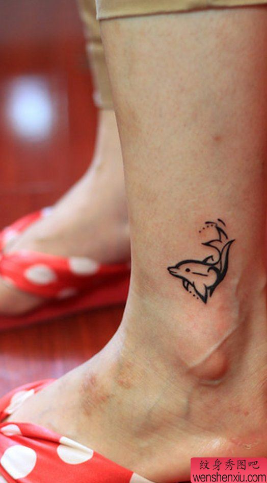 一幅脚踝图腾海豚纹身图案