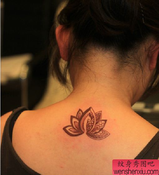 一幅颈部莲花纹身图案