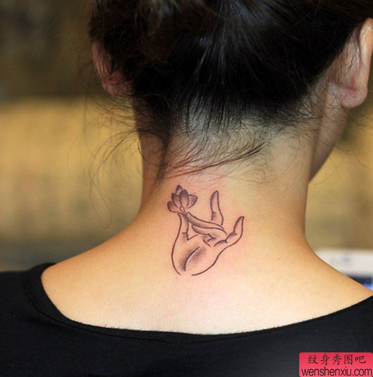 纹身秀图吧推荐一幅颈部佛手莲花纹身图案