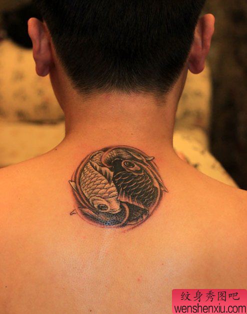 纹身秀图吧推荐一幅颈部双鱼纹身图案