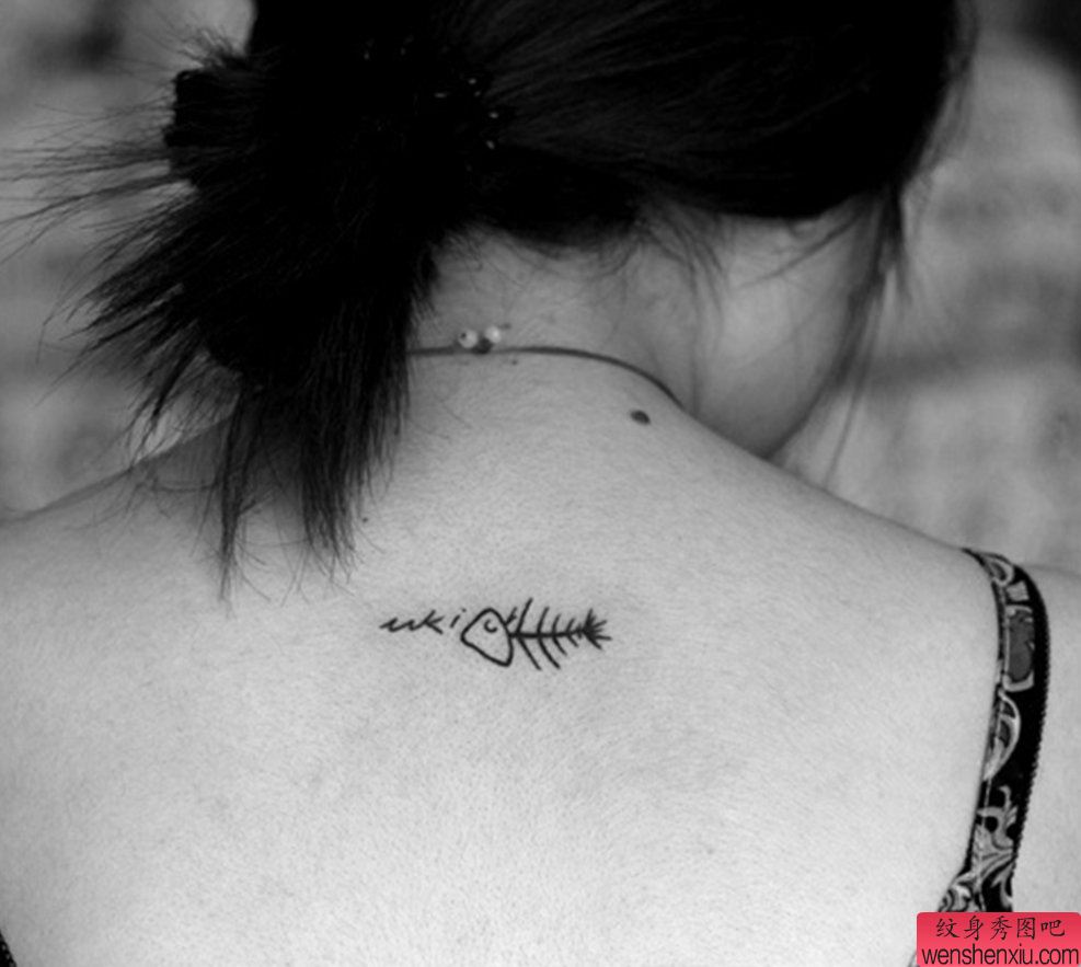 一幅女人颈部鱼骨头字母纹身图案
