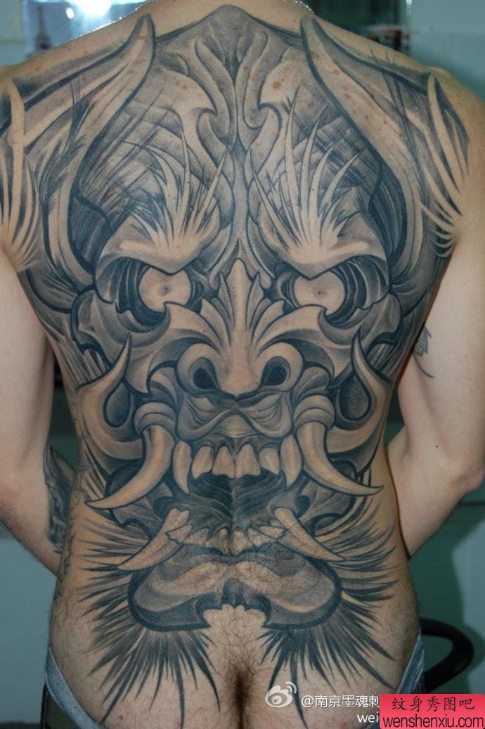 一幅满背龙头纹身图案
