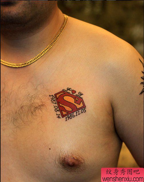 前胸超人标志纹身图案