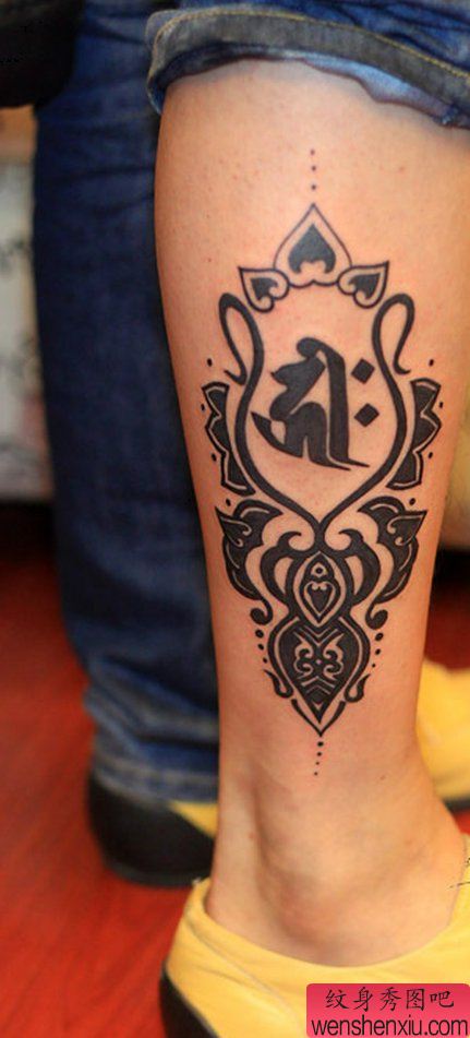 一幅小腿图腾纹身图案
