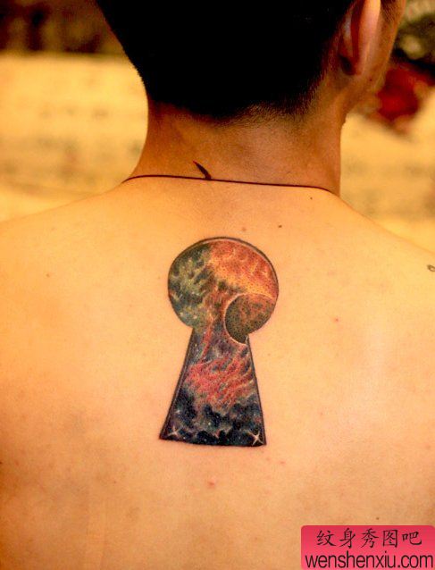 一幅背部星空纹身图案