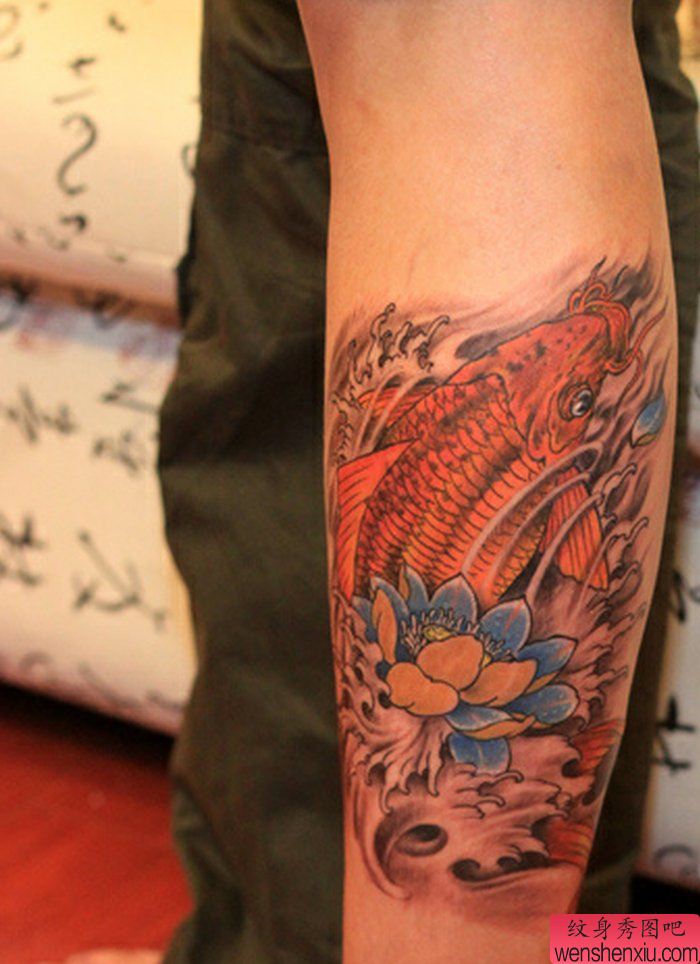 一幅小腿鲤鱼莲花纹身图案