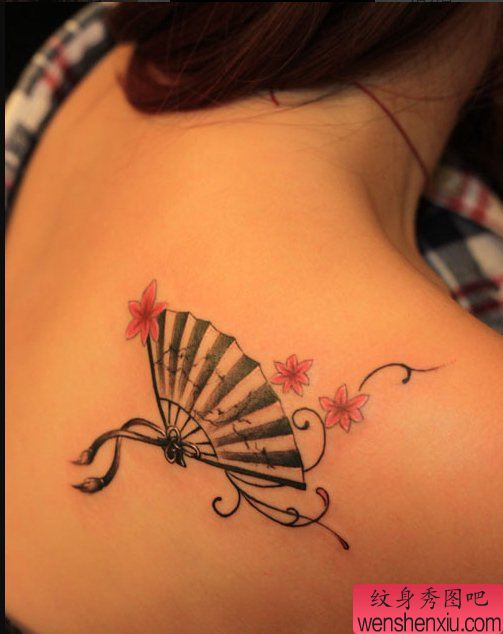 纹身秀图吧推荐一幅背部扇子纹身图案