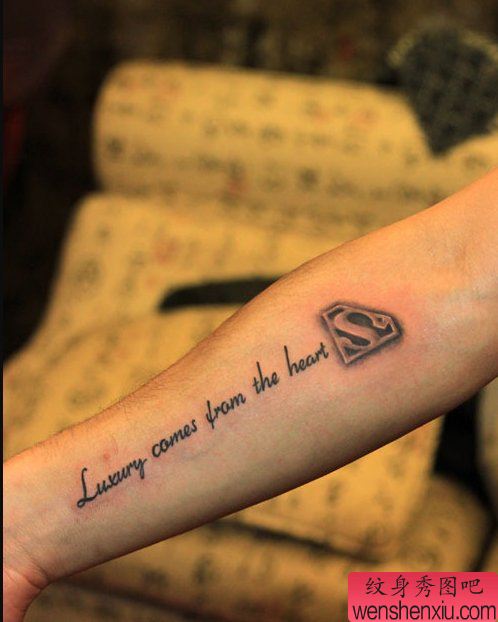 手臂超人标志字母纹身图案