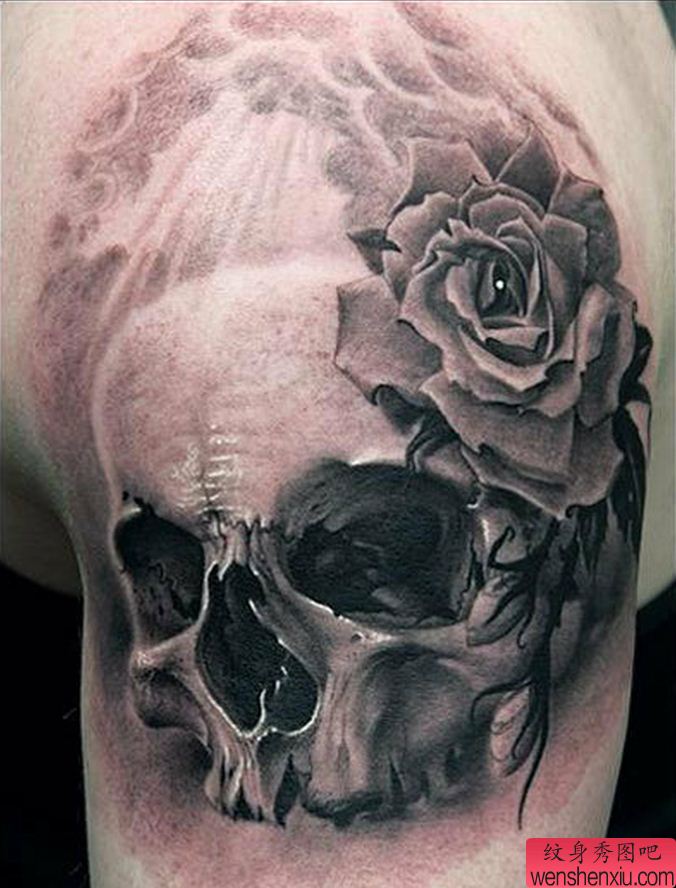 纹身秀图吧推荐一幅手臂骷髅玫瑰花纹身图案