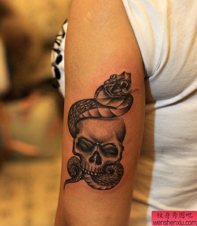 手臂骷髅蛇纹身图案