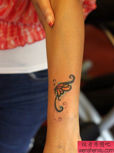 一幅适合女人的纹身图案
