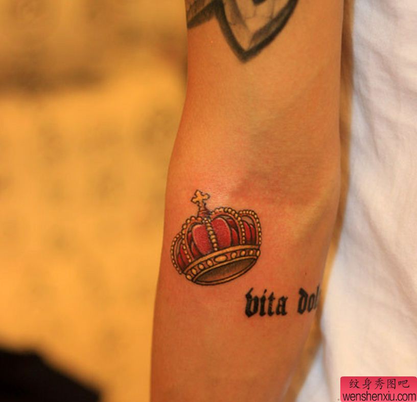 纹身秀图吧推荐一幅手臂皇冠字母纹身图案