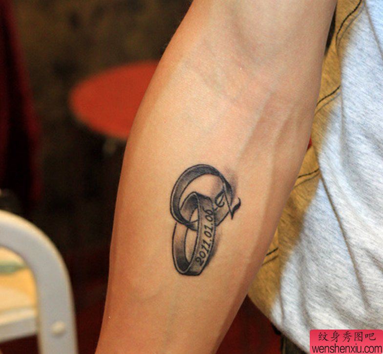 一幅手臂戒指刺青图案