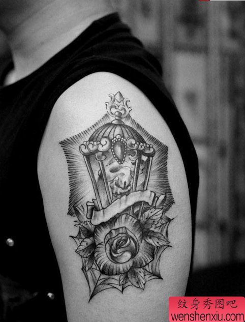 一幅手臂灯花纹身图案