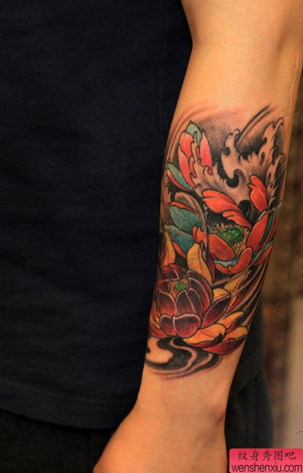 纹身秀图吧推荐一幅手臂彩色莲花纹身图案