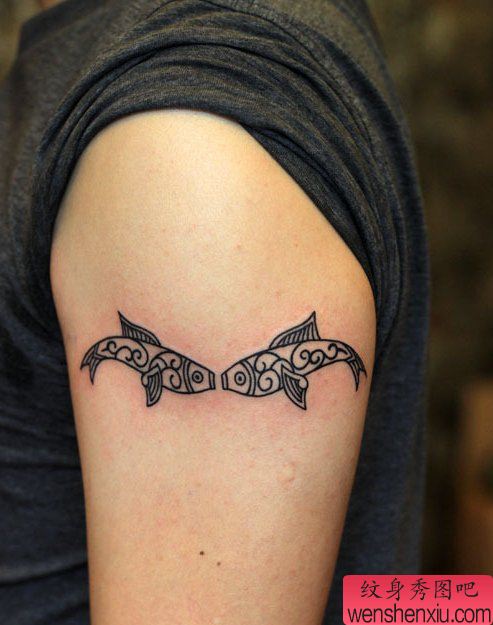 纹身秀图吧推荐一幅手臂双鱼纹身图案