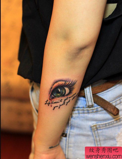 纹身秀图吧推荐一幅手臂眼睛字母图纹身图案