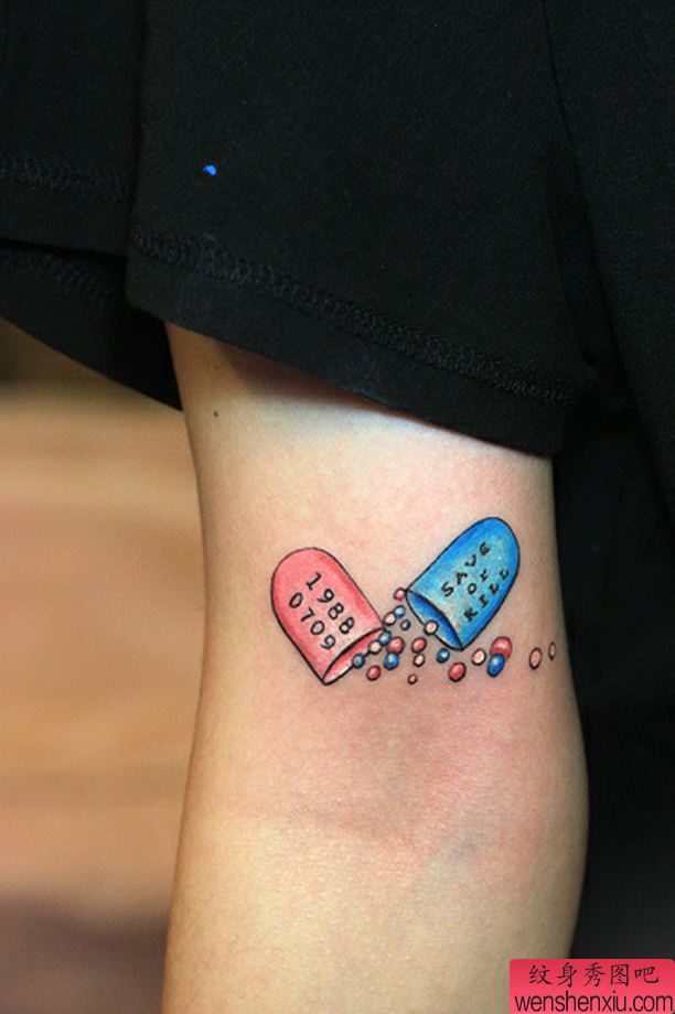 纹身秀图吧推荐一幅手臂药丸数字字母刺青图案