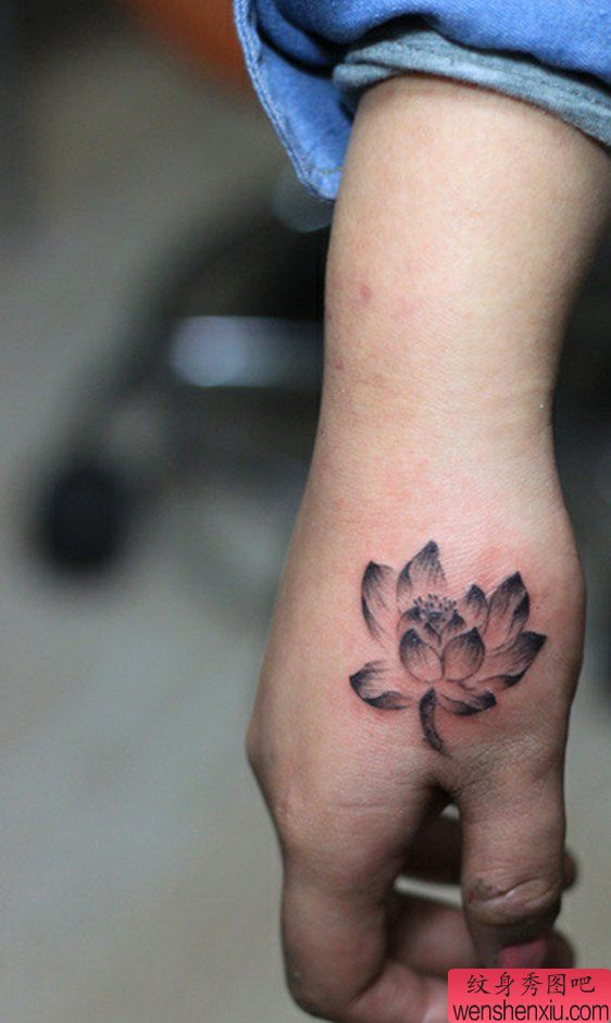 手部莲花刺青图案