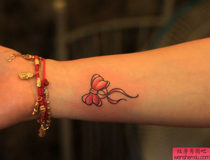 一幅手腕蝴蝶结纹身图案