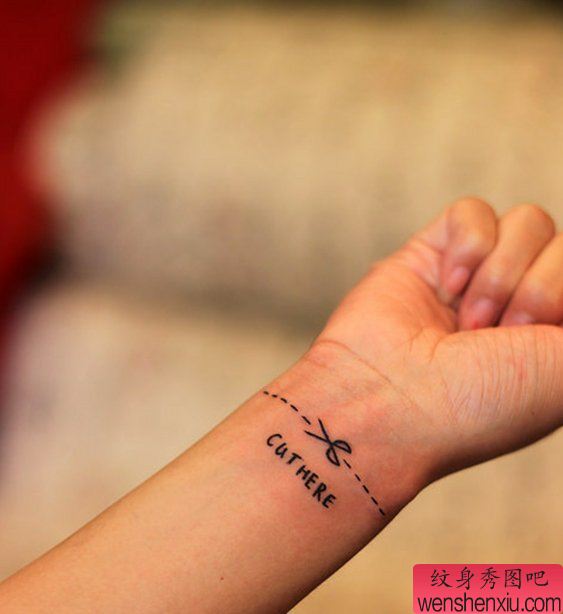 一幅手腕剪刀字母刺青图案